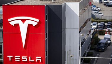 Business news live: FTSE 100 rises and Tesla poised to gain $25bn after Elon Musk apology