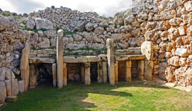 (a) Overhead photograph of the Tarxien horizontal slab (photo by Daniel Cilia, with permission); (b) the Southern Cross when rising as seen from Malta around 3250 BC. Source: Silva, F. & Lomsdalen, T. (2025)