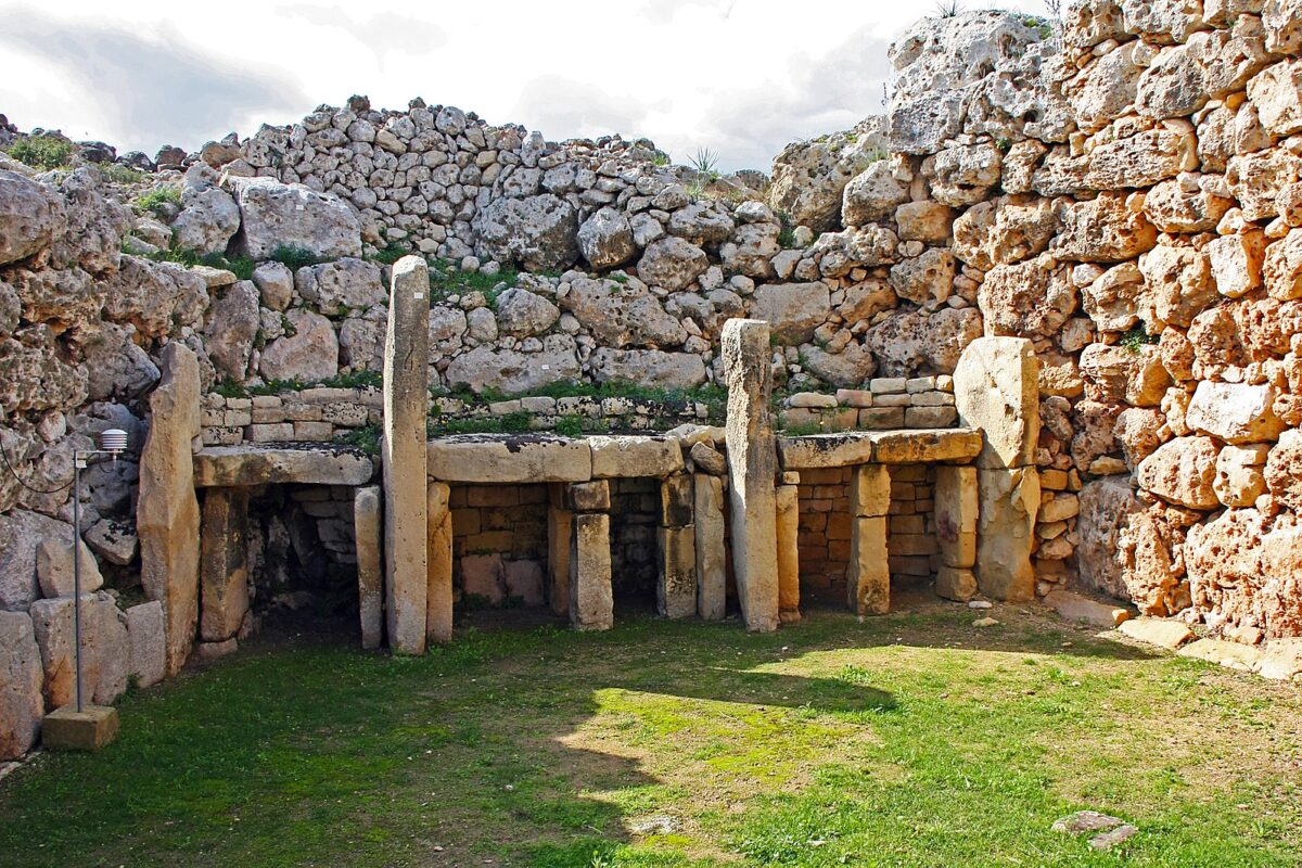 (a) Overhead photograph of the Tarxien horizontal slab (photo by Daniel Cilia, with permission); (b) the Southern Cross when rising as seen from Malta around 3250 BC. Source: Silva, F. & Lomsdalen, T. (2025)