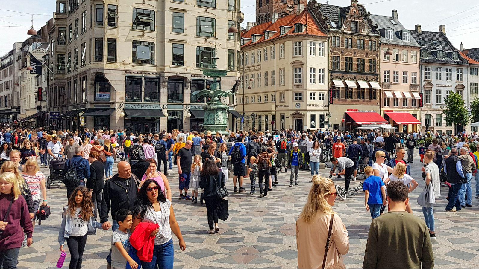 »Absurd«: Forskere angriber udregning om ‘danskere i mindretal i 2096’. [I Lindahl-Jacobsens Excel-ark er alle derimod regnet som indvandrere og efterkommere, hvis de har udenlandske aner i deres slægt - en svensk oldemor for eksempel]