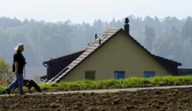 Once baby boomers start selling their houses, the Swiss real estate market could face a serious shake-up, says a demographer in Basel. In the United States, a so-called “silver tsunami” is also expected. Could this mean the younger generation will finally see a drop in house prices?