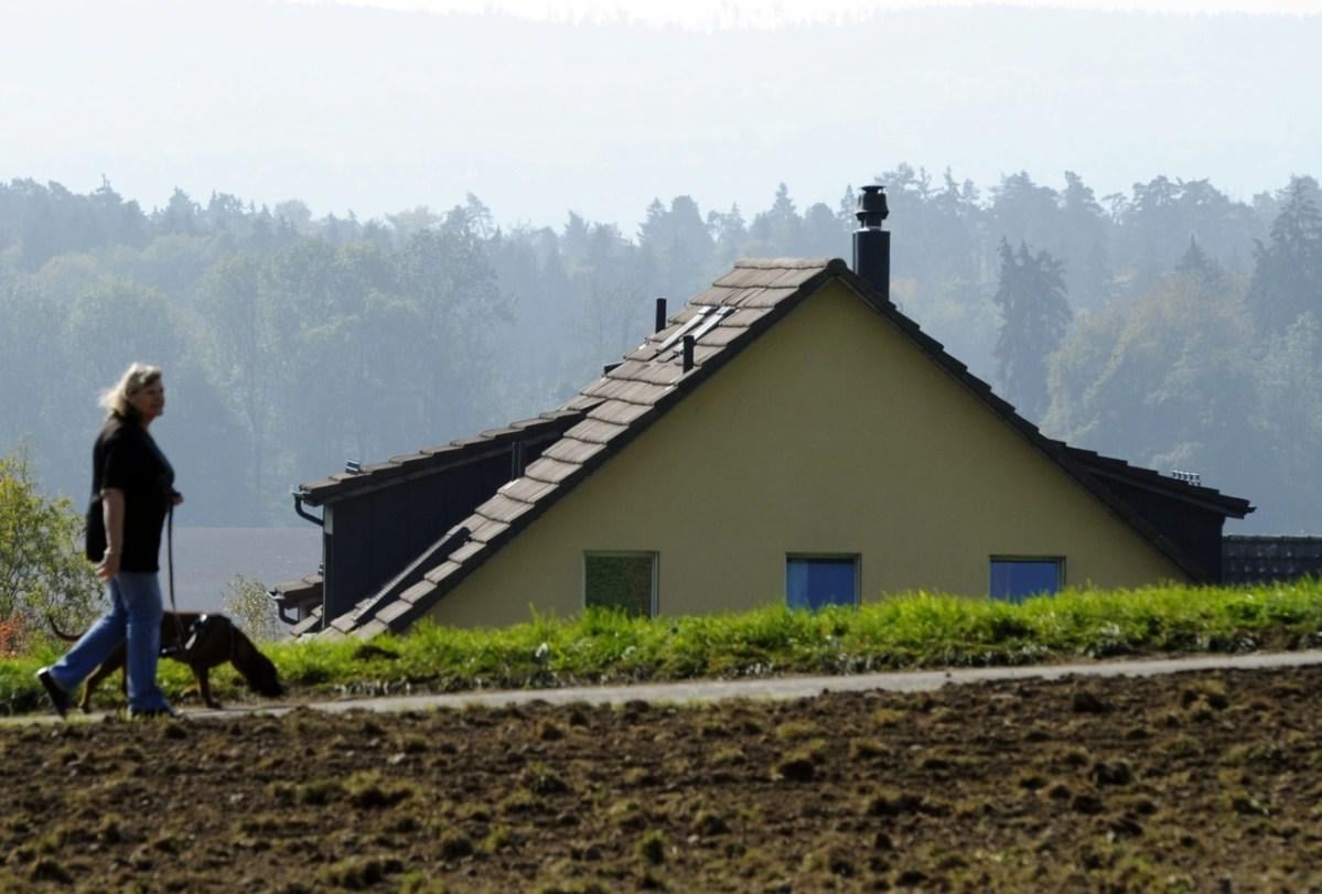 Once baby boomers start selling their houses, the Swiss real estate market could face a serious shake-up, says a demographer in Basel. In the United States, a so-called “silver tsunami” is also expected. Could this mean the younger generation will finally see a drop in house prices?