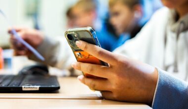 Kabinet: geen sociale media onder 15 jaar, smartphone vanaf groep 8
