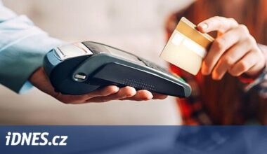 Za platbu kartou v cizině platí Češi vysoké poplatky. Víme, které banky si účtují nejvíc - iDNES.cz