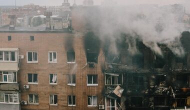 Un incendie se déclare dans un immeuble résidentiel à la suite d'une frappe d'un drone russe, à Kharkiv, en Ukraine, le 7 juin 2025.  (Photo by Pavlo Pakhomenko/NurPhoto)