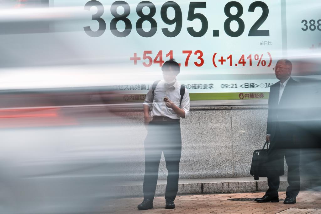 Oil prices drop sharply, and Wall Street nears its record as stocks rally worldwide – The Mercury News
