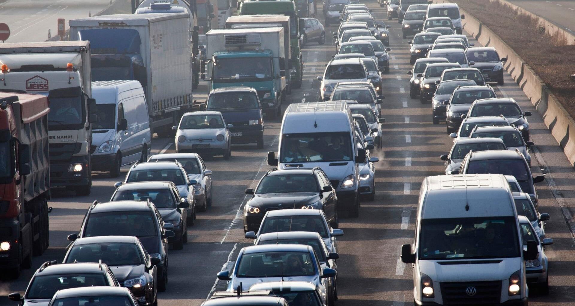 Die A5 in Frankfurt mit ihren Staus ist regelmäßiger Albtraum vieler Pendler. Langfristig soll sie auf zehn Spuren erweitert werden. Ein Bündnis von Autobahngegnern fordert stattdessen den Schienenausbau - zum Beispiel für die Main-Weser-Bahn.