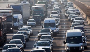 Die A5 in Frankfurt mit ihren Staus ist regelmäßiger Albtraum vieler Pendler. Langfristig soll sie auf zehn Spuren erweitert werden. Ein Bündnis von Autobahngegnern fordert stattdessen den Schienenausbau - zum Beispiel für die Main-Weser-Bahn.