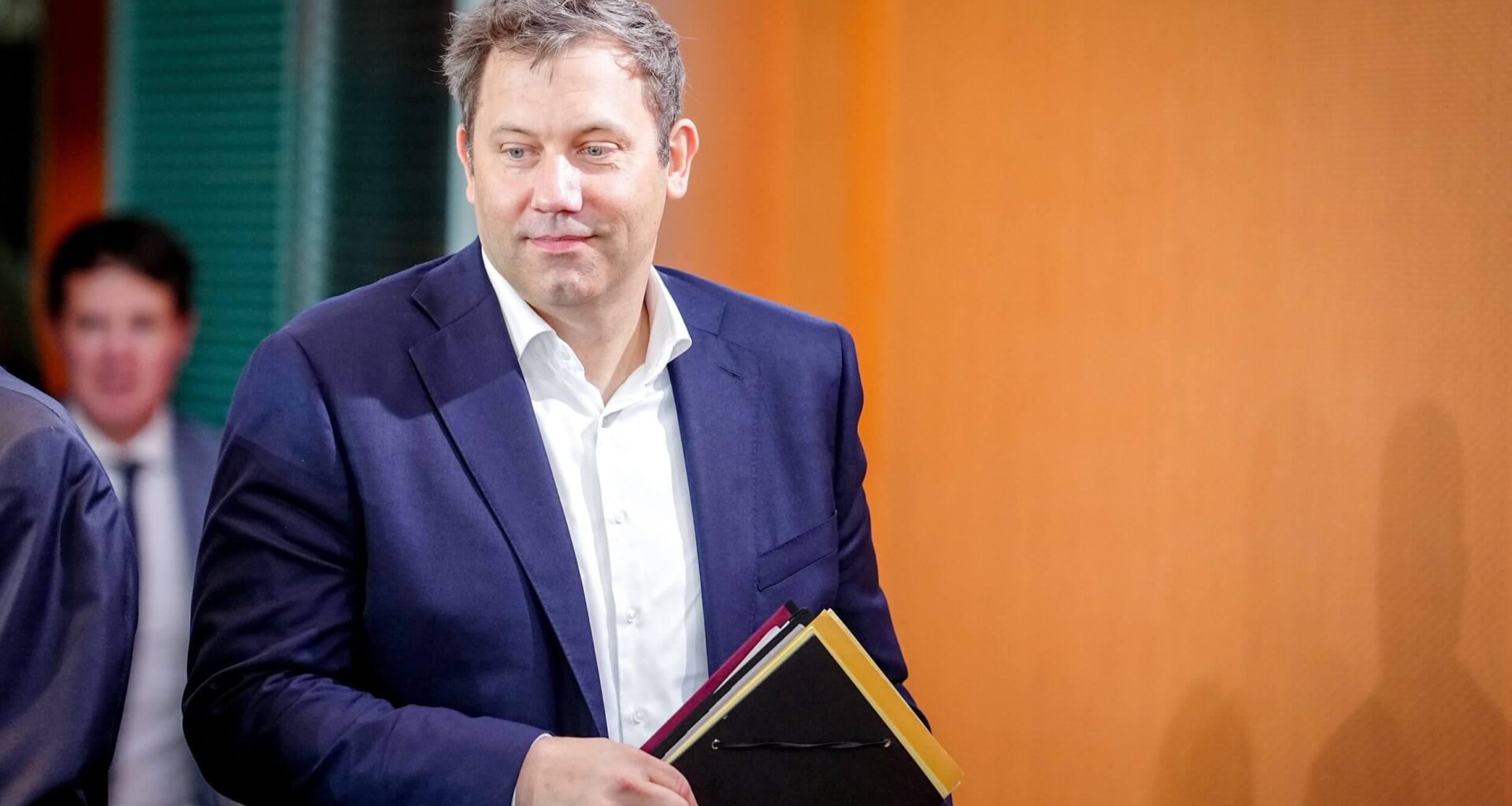 Lars Klingbeil erfindet 20 Klima-Milliarden | Das Sondervermögen der Bundesregierung soll eigentlich große Investitionen ermöglichen. CORRECTIV enthüllt einen neuen Trick des Finanzministeriums: Er befeuert die Sorge, dass viele der Milliarden nur Löcher im Haushalt stopfen.