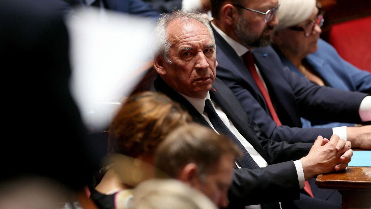 « Il sait désormais qu’il va tomber » : François Bayrou prépare sa sortie « par la grande porte »