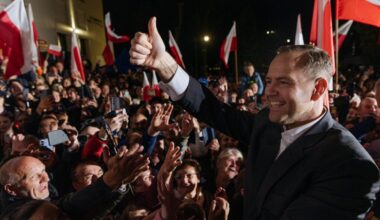 Karol Nawrocki doing thumbs up to a crowd