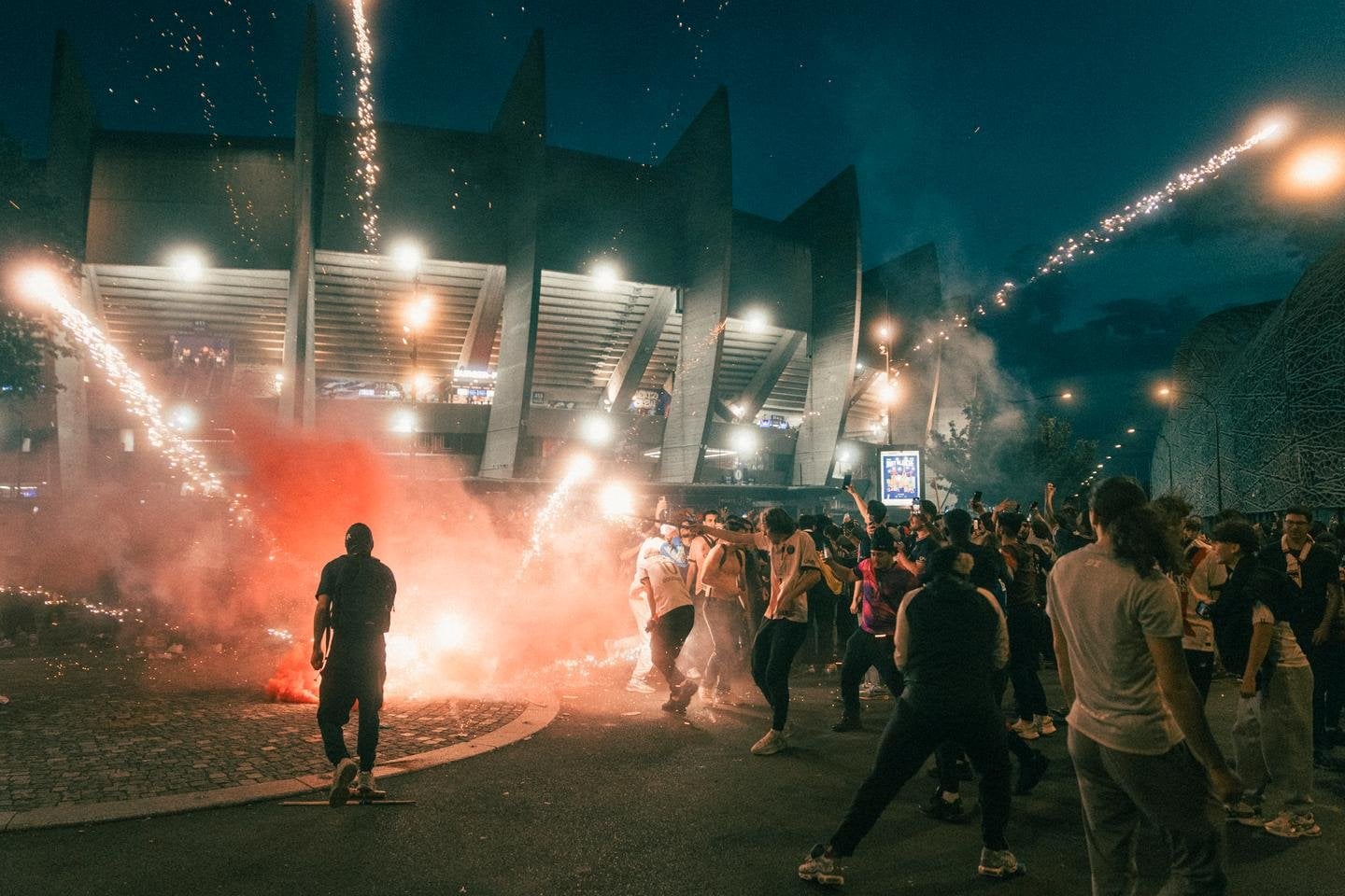 Deux morts et plus de 550 interpellations en marge des célébrations de la victoire du PSG en Ligue des champions ; Emmanuel Macron condamne des violences « inacceptables »