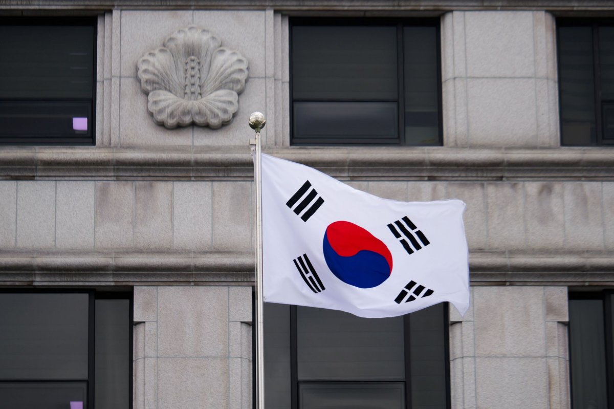 Korea’s benchmark stock index soars to 45-month high