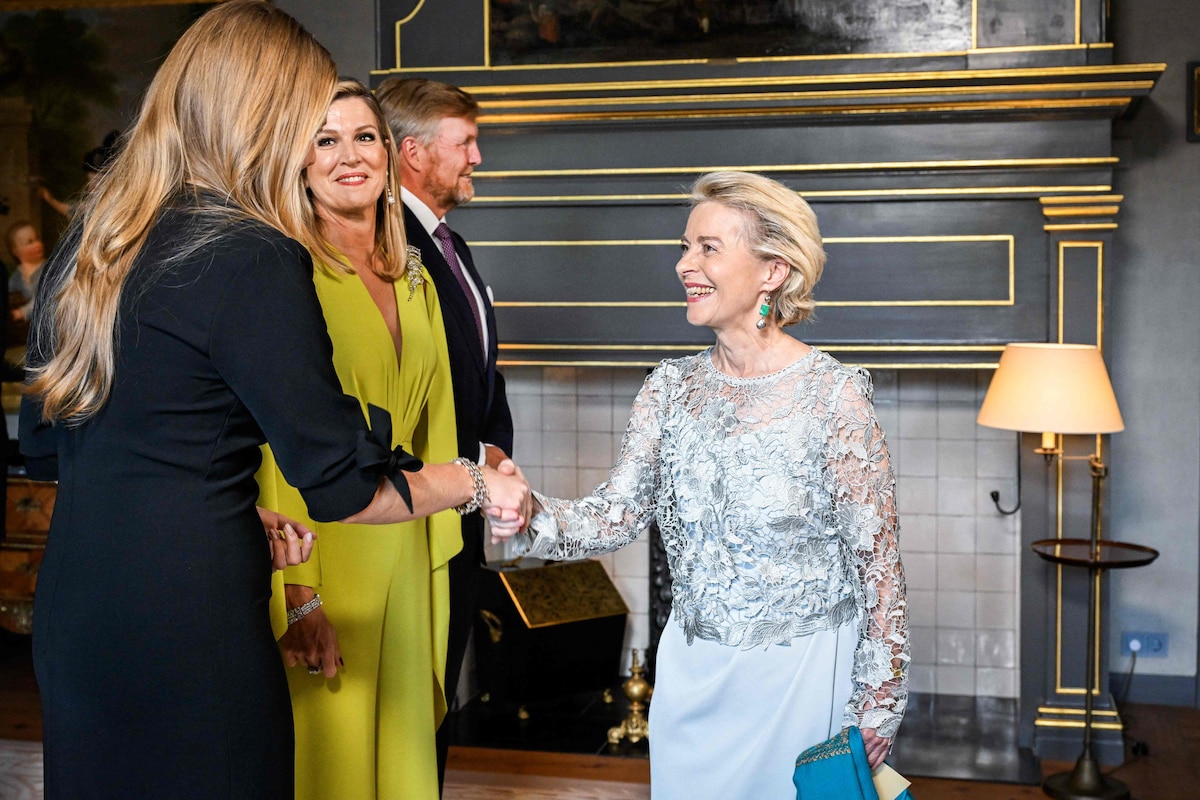 Crown Princess Amalia of the Netherlands (L) greets European Commission President Ursula von der Leyen (R) alongside King Willem-Alexander (2R) and Queen Maxima (C) of the Netherlands prior to a social dinner with NATO country leaders at the 'Huis ten Bosch' Royal Palace, during a North Atlantic Treaty Organization (NATO) Heads of State and Government summit in The Hague, on June 24, 2025. NATO leaders hold a two-day summit on June 24 and 25 in The Hague. (Photo by Mischa Schoemaker / POOL / AFP)