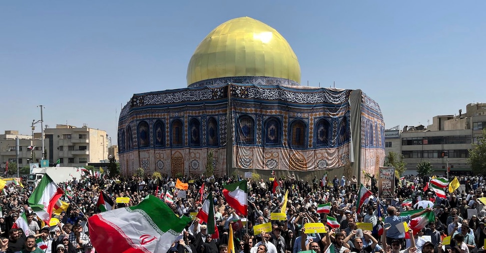 Il fumo si leva da Haifa dopo un attacco missilistico iraniano.