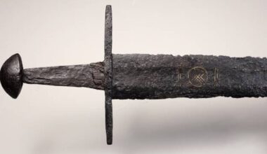 Detail of the endless knot symbol engraved on the blade. Credit: Landgoed Linschoten.