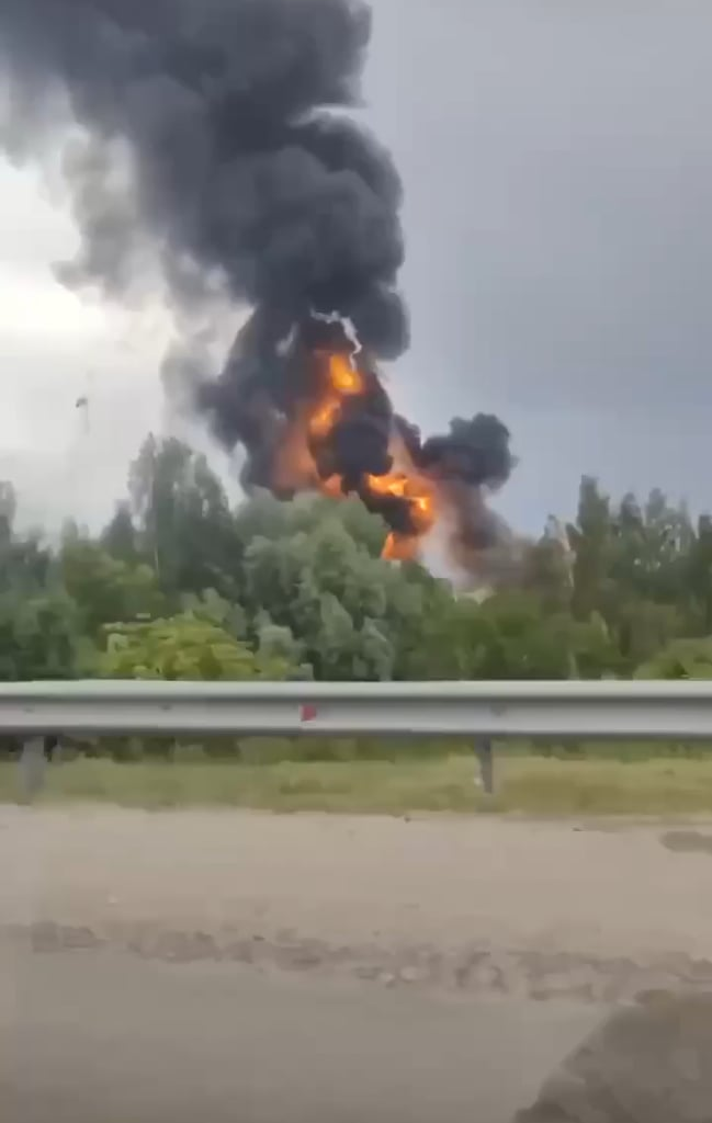 In the city of Kstovo, Nizhny Novgorod region, Ukrainian long-range drones attacked a bitumen plant or Lukoil refinery.