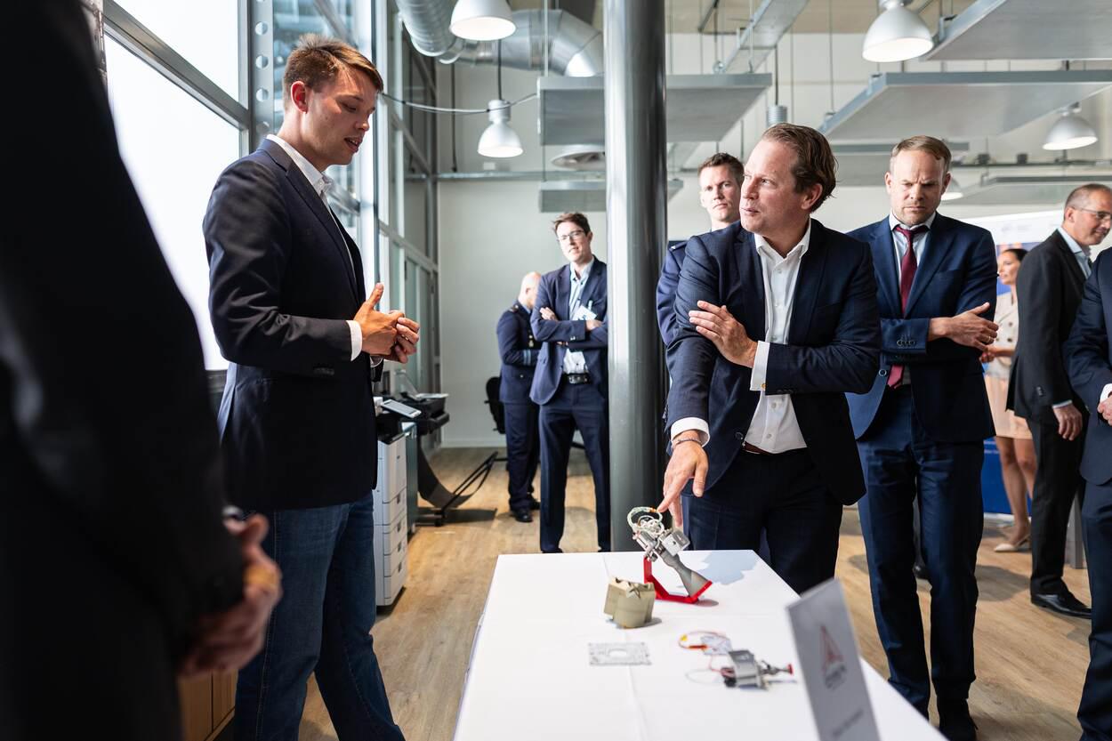 Eerste Nederlandse spionagesatelliet gepresenteerd, maar hoe autonoom is die eigenlijk?