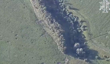 Footage of Ukrainian HIMARS strikes on Russian D-30 howitzers and 2S1 Gvozdika SPGs (Sumy front, June 2025)