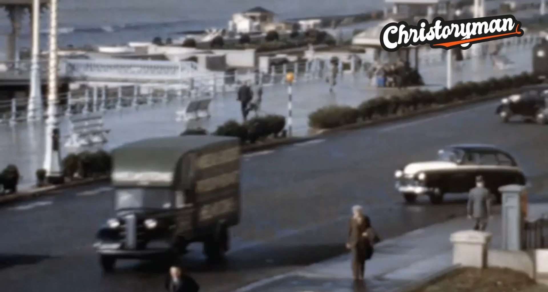 Brighton traffic in the late 1940s – very rare 16mm color film snippet (10 sec)