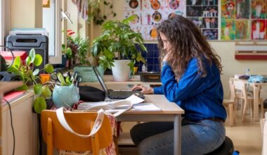 Onderzoek wijst uit: basisschoolleraar is bijna dag kwijt aan administratie