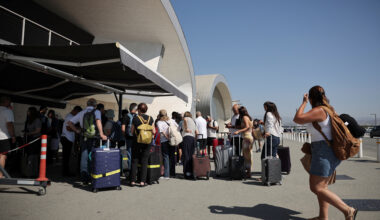 cover Israelis continue to travel home from Cyprus, 2,500 on Thursday