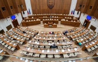 Poslanci majú pred sebou 2 mesiace prázdnin. Pre Refresher prezradili, čo majú v pláne