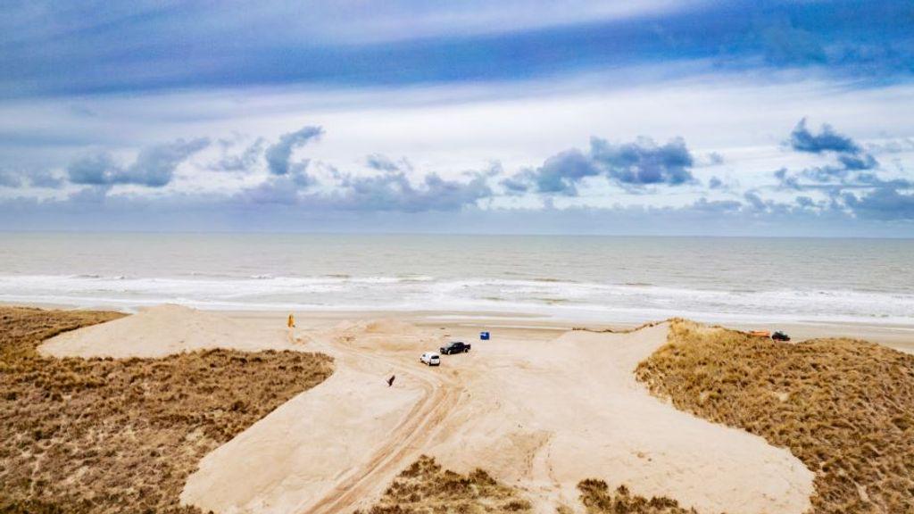 Texel gaat zeespiegelstijging te lijf met grote gaten in de duinen