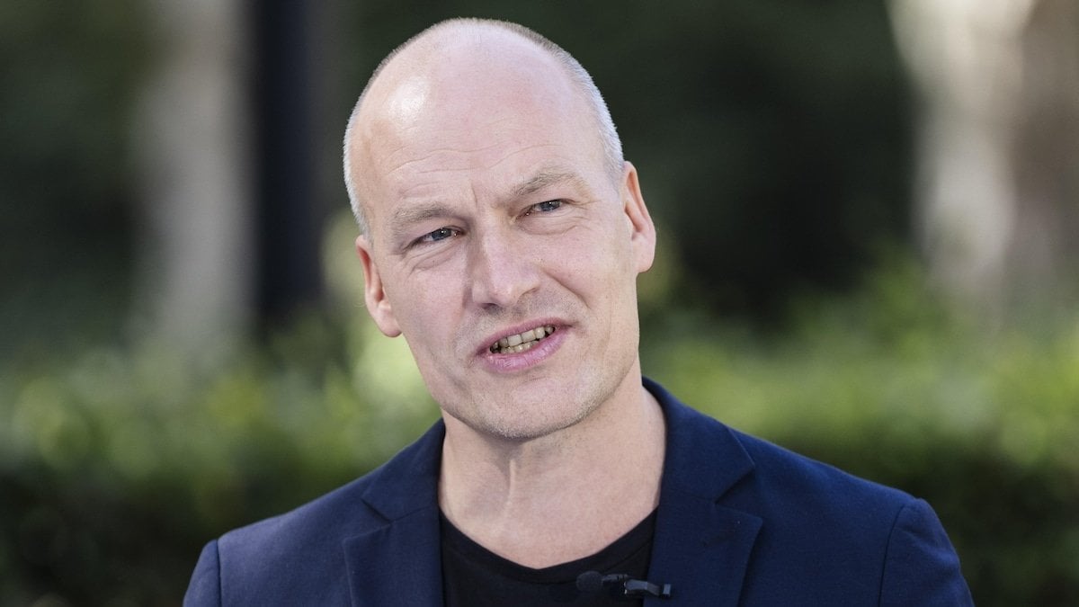 Våben og mulig oprustning giver ny ballade i Enhedslisten: 'Det er helt skævt og ude i skoven'