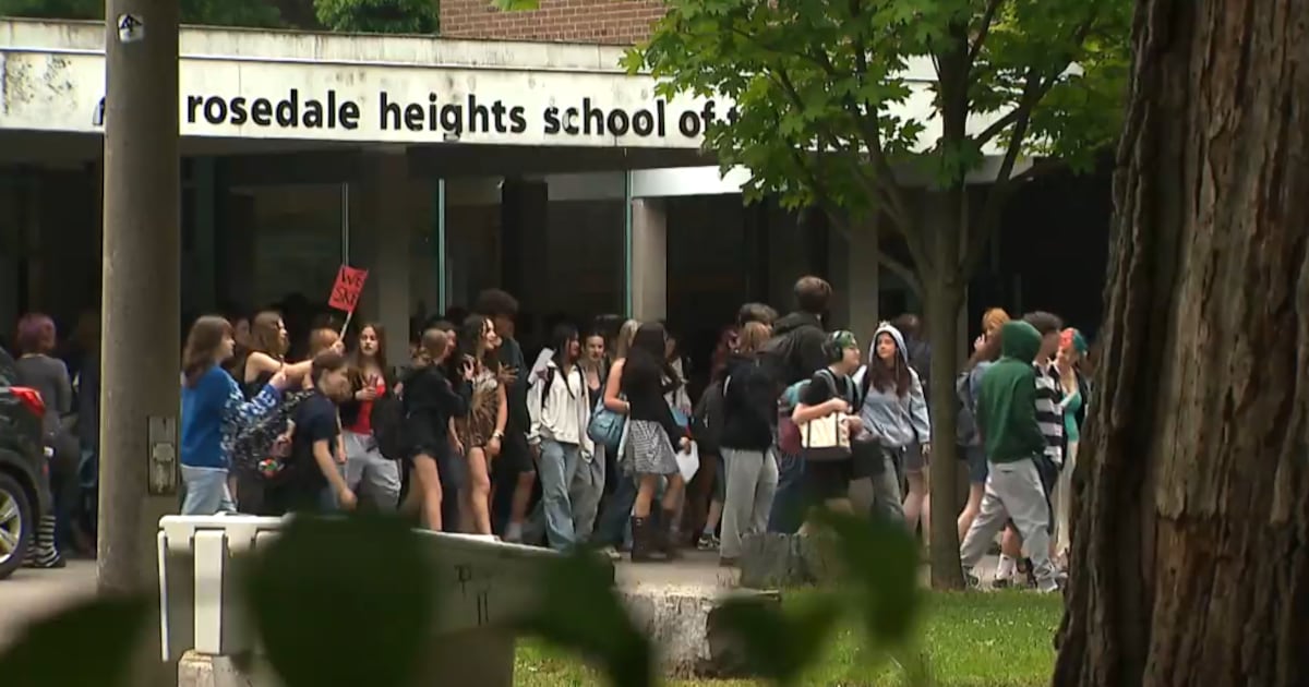Hundreds of students protest TDSB decision to transfer principal