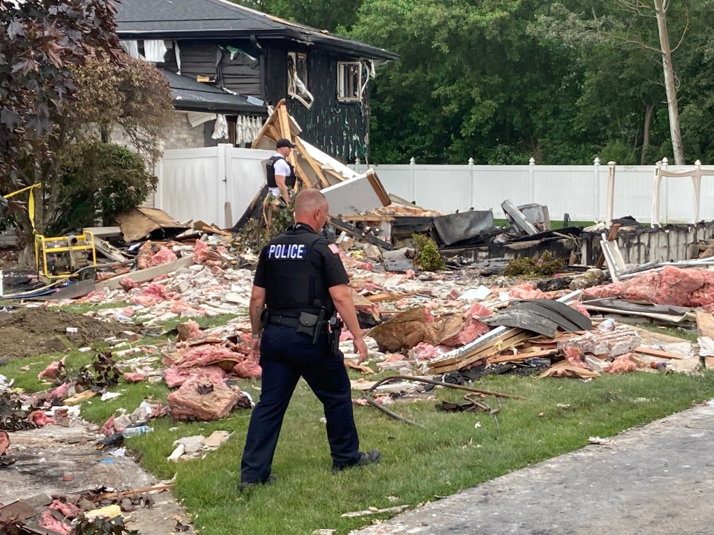 1 dead in Crestwood house explosion