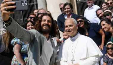 Jonathan Roumie and other "The Chosen" cast members meet Pope Leo XIV