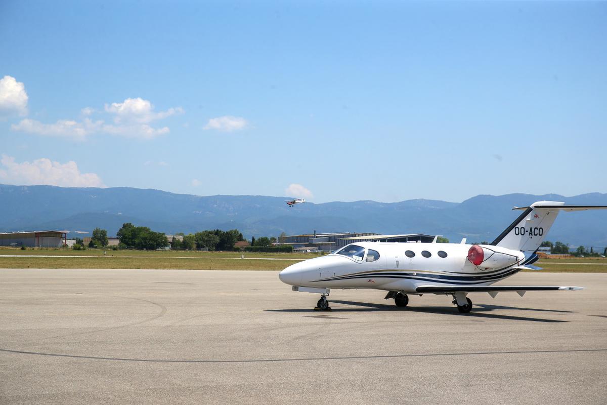 “Une pompe à subventions” : ces petits aéroports pour jets privés et compagnies low cost soutenus par des millions d’euros d’argent public