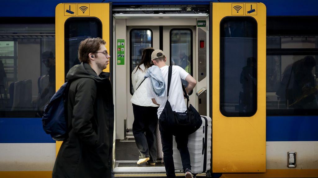 NS biedt vakbonden meer loon in 'eindbod' na vier stakingsdagen