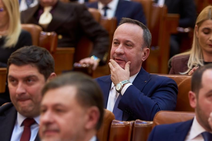 Acești domni le cer românilor să înghită o „taxă de solidaritate”. Ei cu vacanțele de lux în Monaco, dar și cu mașinile de peste 100 de mii de euro