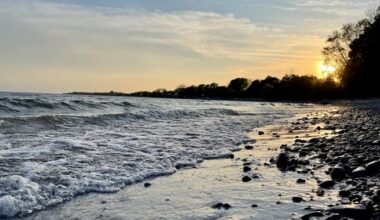 Father drowns trying to save daughter at Ontario beach