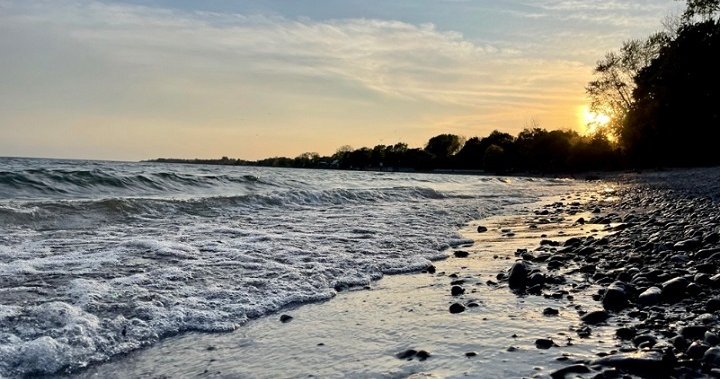 Father drowns trying to save daughter at Ontario beach