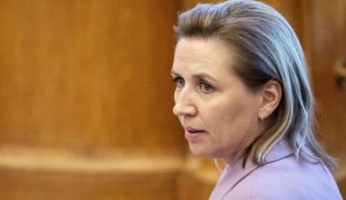 Mette Frederiksen vil sætte ind mod bederum og niqab på uddannelser