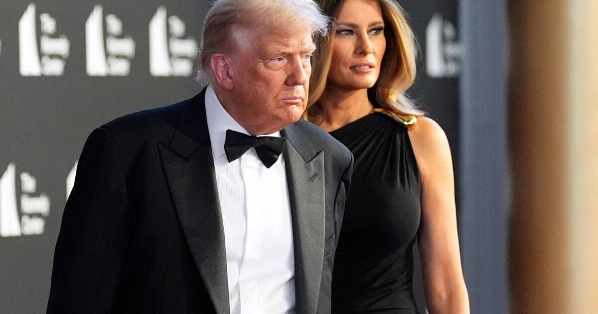 Les Misérables crowd BOO Donald Trump as President arrives for opening night