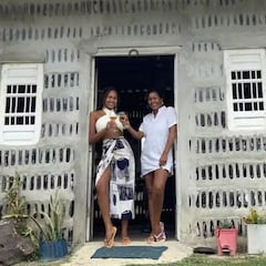 They collect 8,000 glass bottles and build a seven-room house in two years: “It has our signature on it”