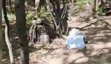 An Ukrainian soldier of the Peaky Blinders unit breaks cover to shoot down a fiber optic fpv