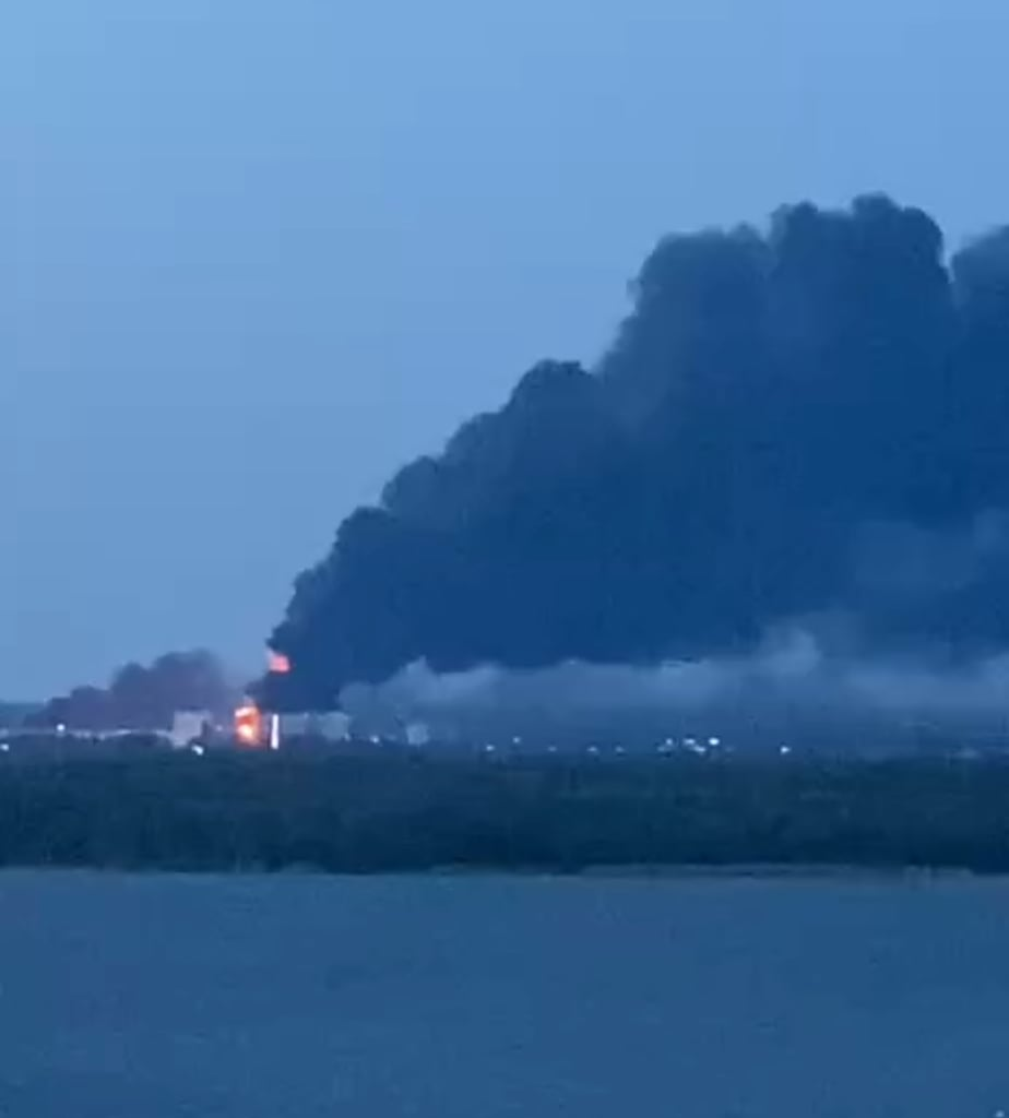 Ukrainian long-range drones hit the Kristall oil depot located in Engels, Saratov region.