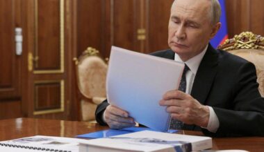 Vladimir Putin sparks pilots' fury as warfare jamming 'threatens plane crashes'