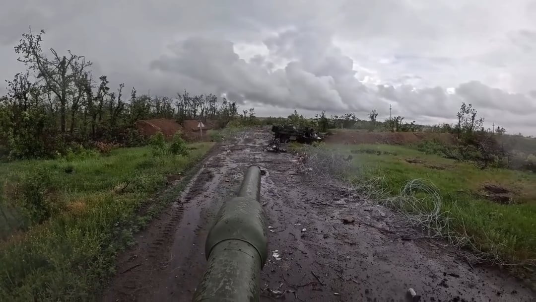 Ukrainian Leopard 2A4 of the 54th Separate Mechanized Brigade jams an enemy FPV drone with EW and withstands two hits to its armor in the Pokrovsk sector on another mission (the tank was not critically damaged and continues to operate). [Published 29.06.2025]
