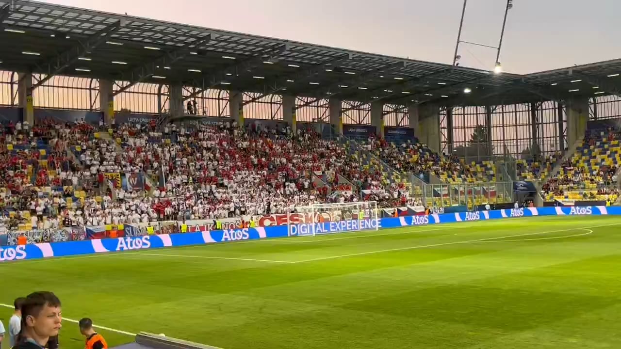 Českí futbaloví fanúšikovia včera v Dunajskej strede "pozdravili" nášho premiéra