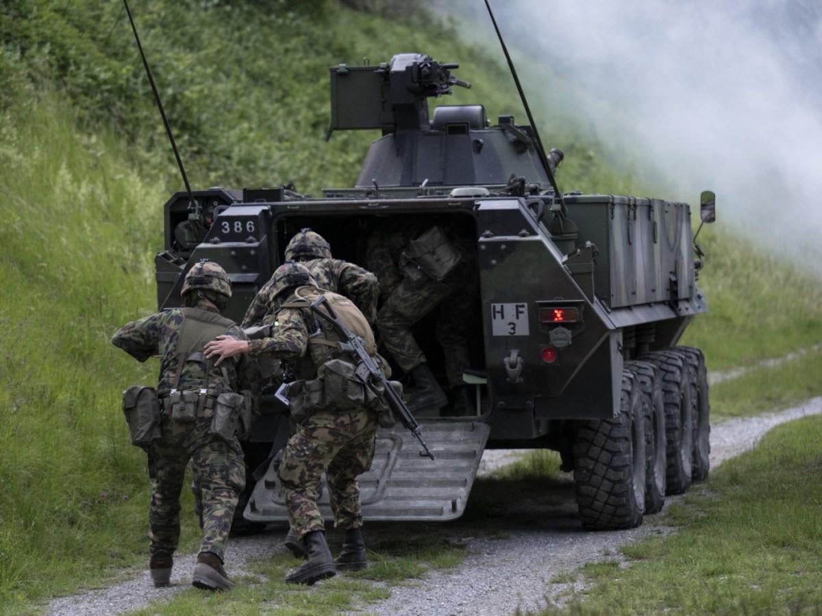 The Swiss population is in favour of compulsory military service and closer ties with NATO. These are the findings of the "Security 2025" study published by the Swiss Military Academy (ACAMIL) and the Center for Security Studies (CSS) at the federal technology institute ETH Zurich.