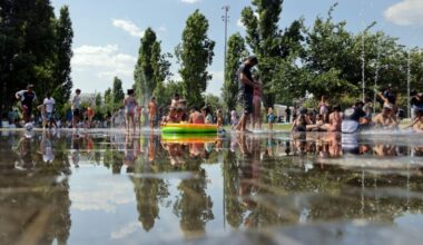 Des personnes tentent de se rafraîchir à Madrid, le 28 juin 2025, en pleine vague de chaleur (Thomas COEX)