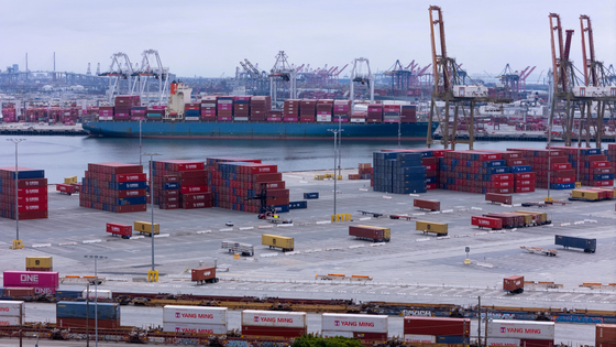 A drone view shows shipping containers from China at the Port of Los Angeles, in San Pedro, California, on May 1. [REUTERS/YONHAP] 