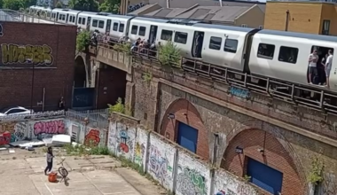 JustEat courier going out of their way to help stranded passengers on the Thameslink train 👏