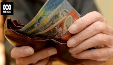 'Golden parachutes' for Australia's top corporate leaders drop to lowest level in 15 years